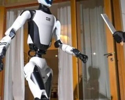 Robot hộ vệ gây chú ý với màn tước dao, nâng ô tô giải cứu người