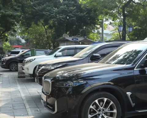 Giá gửi ô tô tăng, người dân nội đô Hà Nội xoay sở tìm chỗ đỗ xe