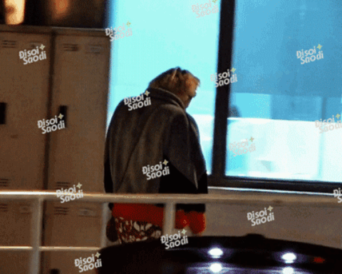 G-Dragon phong cách “bà ngoại”, Daesung vẫy tay chào fan khi về tới khách sạn, VIP sắp phải tạm biệt BIGBANG rồi sao!