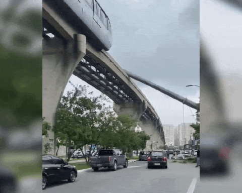 Cần cẩu đổ sập lên đường ray, va chạm với tàu điện trên cao