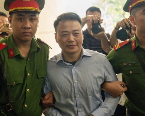 Nụ cười khó hiểu của Shark Bình khi bị dẫn giải đến tòa