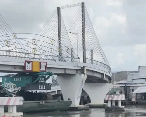 Sà lan va chạm làm hỏng cầu Nông Sản Thực Phẩm ở Cà Mau
