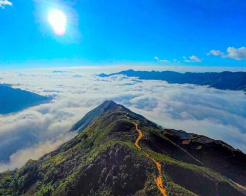 Việt Nam sở hữu một “sống lưng khủng long” tại điểm đến du lịch mới nổi hàng đầu châu Á với khí hậu mát mẻ quanh năm, hút khách nhờ biển mây và núi rừng hùng vĩ
