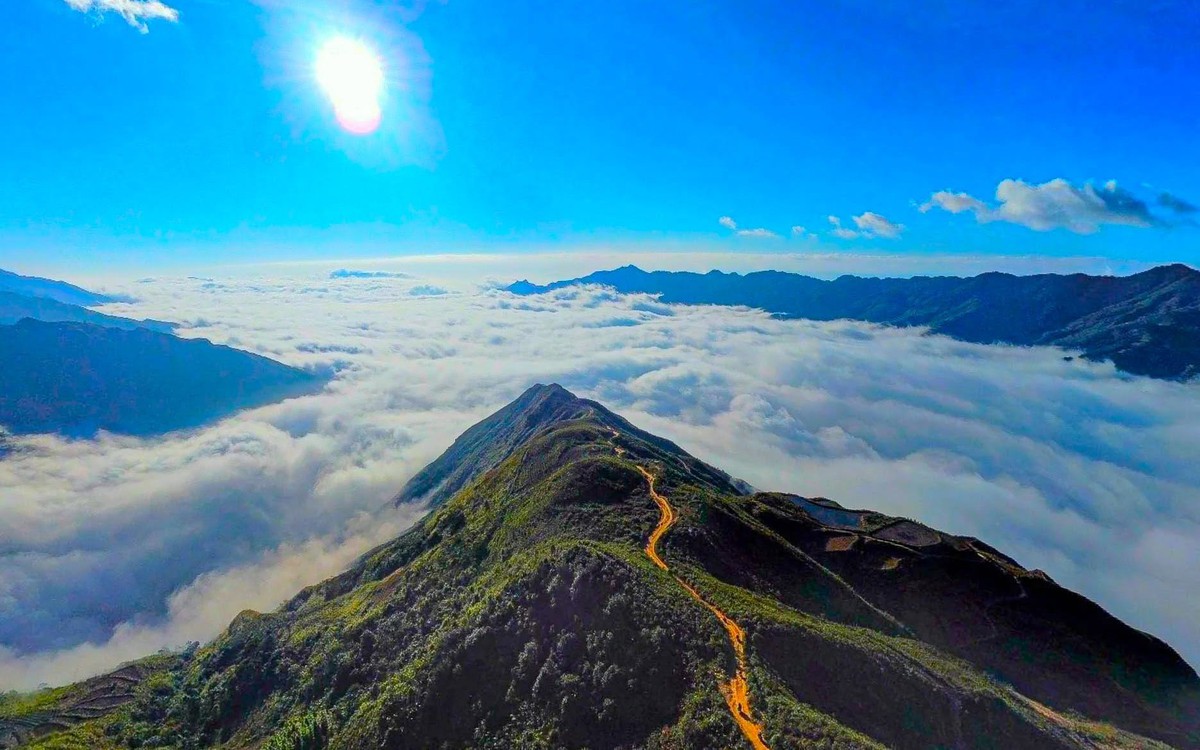 Việt Nam sở hữu một “sống lưng khủng long” tại điểm đến du lịch mới nổi hàng đầu châu Á với khí hậu mát mẻ quanh năm, hút khách nhờ biển mây và núi rừng hùng vĩ