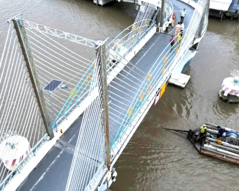 Cận cảnh cầu dây văng bị sà lan đâm lệch nhịp ở Cà Mau