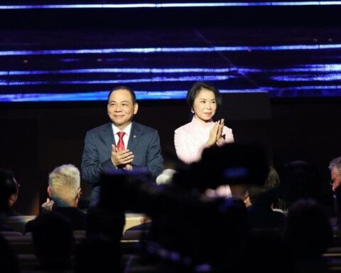 Hai vợ chồng người Việt vừa có thêm 500 triệu USD chỉ sau một ngày