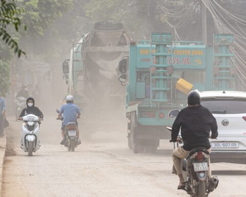 Hà Nội: Bụi cuốn mù đường Hoàng Tăng Bí, người dân khổ sở vì xe tải ngày đêm