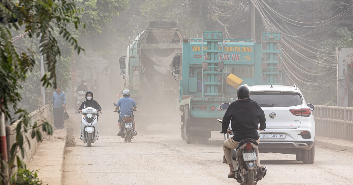Hà Nội: Bụi cuốn mù đường Hoàng Tăng Bí, người dân khổ sở vì xe tải ngày đêm