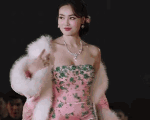 Ngọc nữ showbiz 4 năm mới tái xuất màn ảnh: U40 vẫn giữ nguyên gương mặt trời cho, mỗi lần lên đồ hào quang lại sáng bừng