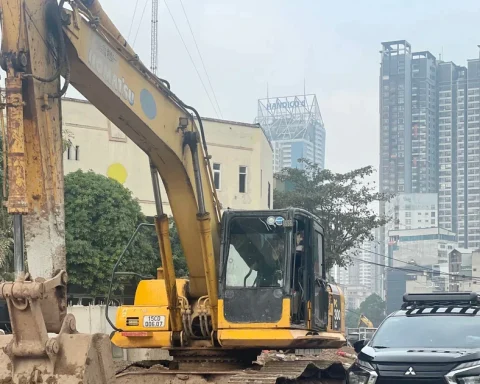 Xe cộ luồn lách giữa công trường Vành đai 2,5 Hà Nội