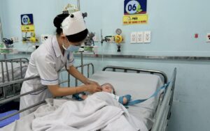 Cách vệ sinh răng miệng và chăm sóc da cho trẻ mắc tay chân miệng tại nhà