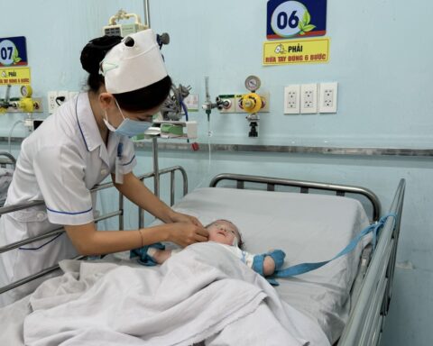 Cách vệ sinh răng miệng và chăm sóc da cho trẻ mắc tay chân miệng tại nhà