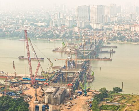 Cận cảnh đại công trường cầu gần 16.000 tỷ đồng qua sông Hồng sau một năm