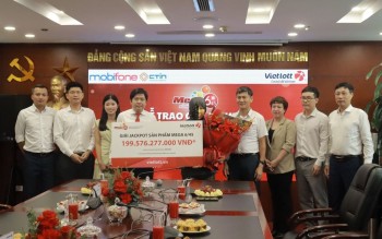 Người chơi nữ trúng thưởng lớn nhất của Vietlott trao tặng 5 tỷ đồng để làm an sinh xã hội