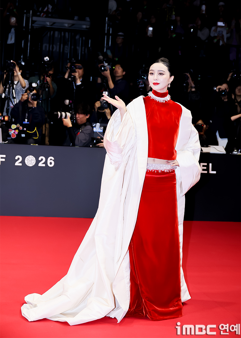 LHP Busan 2026: "Bà hoàng" Phạm Băng Băng chiếm trọn spotlight, Hyun Bin chưa bao giờ làm fan thất vọng- Ảnh 5.