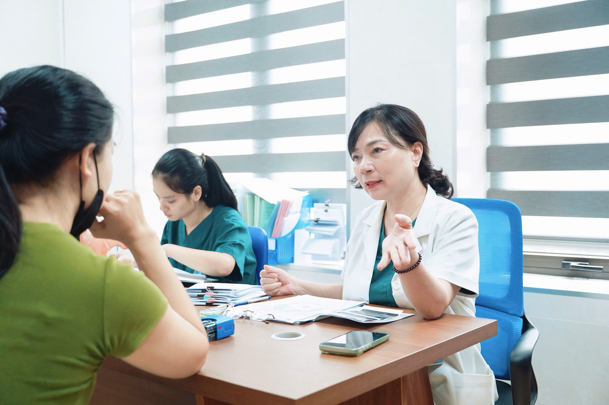 Chỉ vợ đi khám hiếm muộn nhưng 40% nguyên nhân lại có thể đến từ chồng- Ảnh 1.