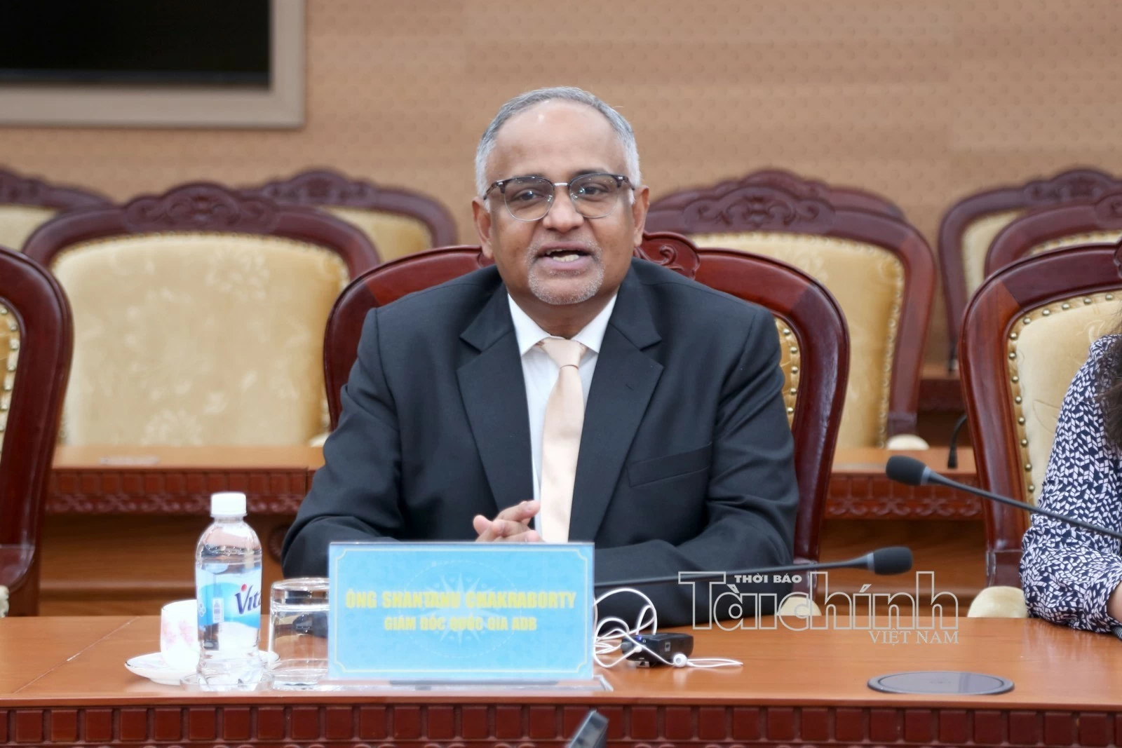 Bộ Tài chính trao Kỷ niệm chương cho Giám đốc Quốc gia ADB tại Việt Nam Shantanu Chakraborty