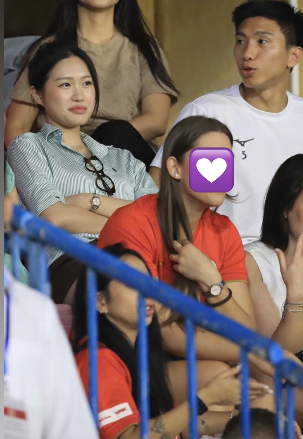 Văn Hậu bị cấm thi đấu, ngậm ngùi ngồi khán đài cùng Doãn Hải My- Ảnh 1.
