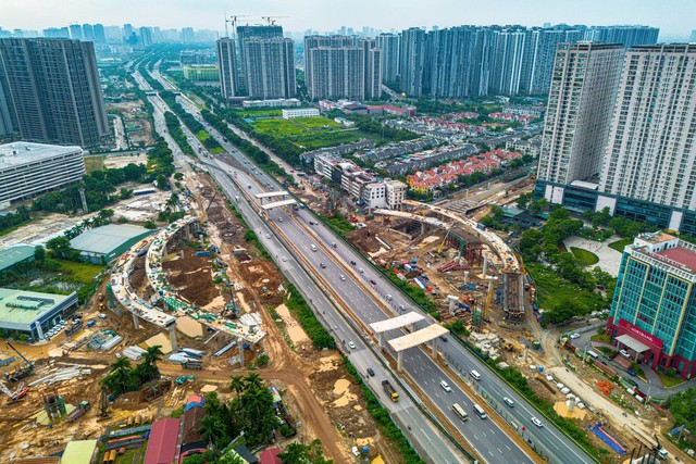 Ngay giữa Đại lộ dài nhất, rộng nhất Việt Nam với 16 làn xe đẹp như Châu Âu đang hình thành 1 nút giao hiện đại, thiết kế đẹp mắt, nằm gần loạt đại đô thị của 