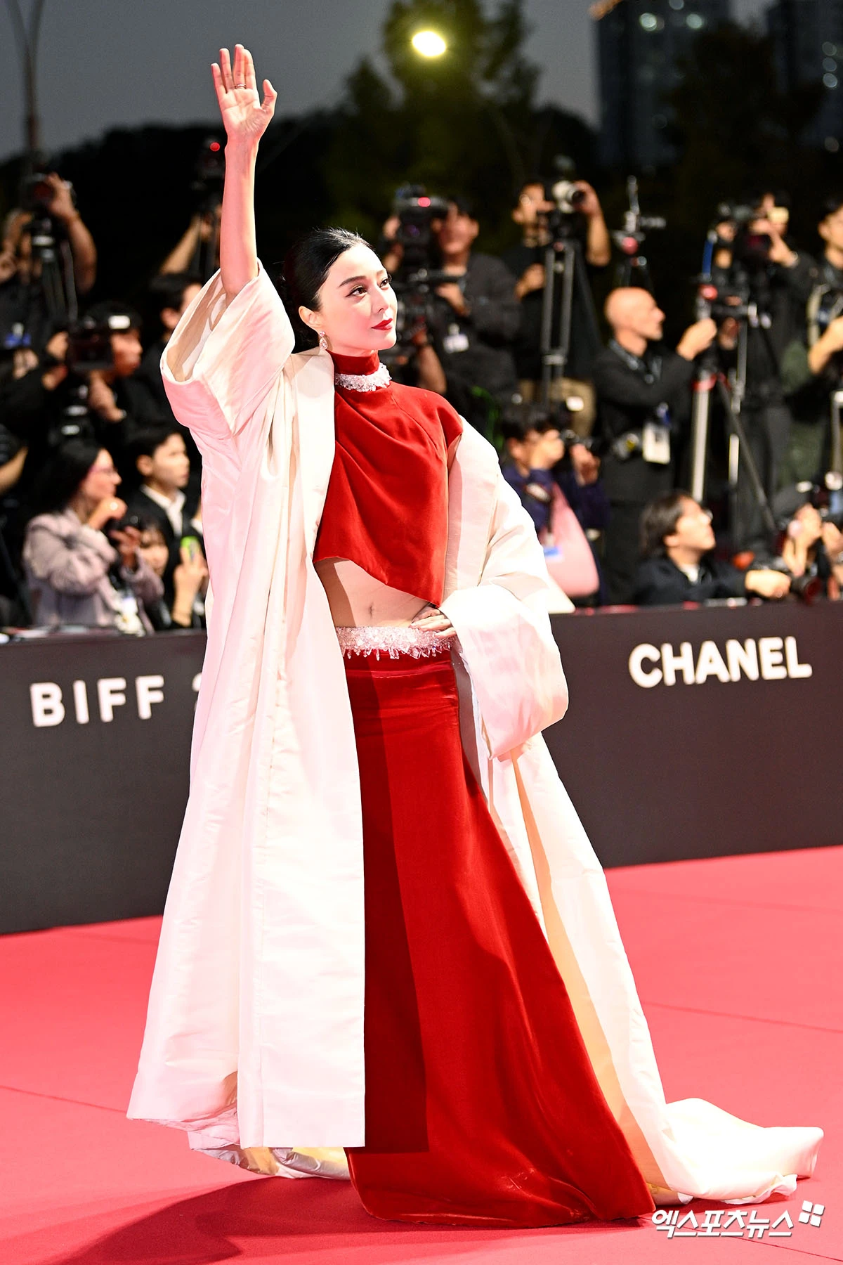 LHP Busan 2026: "Bà hoàng" Phạm Băng Băng chiếm trọn spotlight, Hyun Bin chưa bao giờ làm fan thất vọng- Ảnh 2.