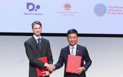 Giáo sư Joachim Mathiesen, Viện trưởng Viện Niels Bohr thuộc Đại học Copenhagen và ông Phạm Minh Tuấn, Phó Tổng Giám đốc Tập đoàn FPT kiêm Tổng Giám đốc FPT Software trao biên bản ghi nhớ. Nguồn: TTXVN