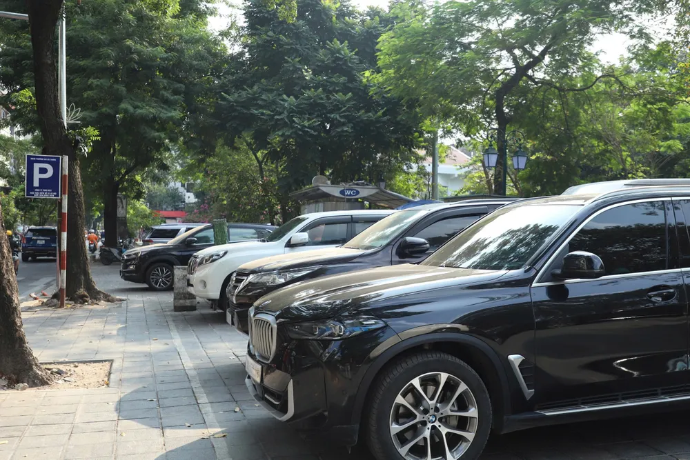 Giá gửi ô tô tăng, người dân nội đô Hà Nội xoay sở tìm chỗ đỗ xe- Ảnh 1.