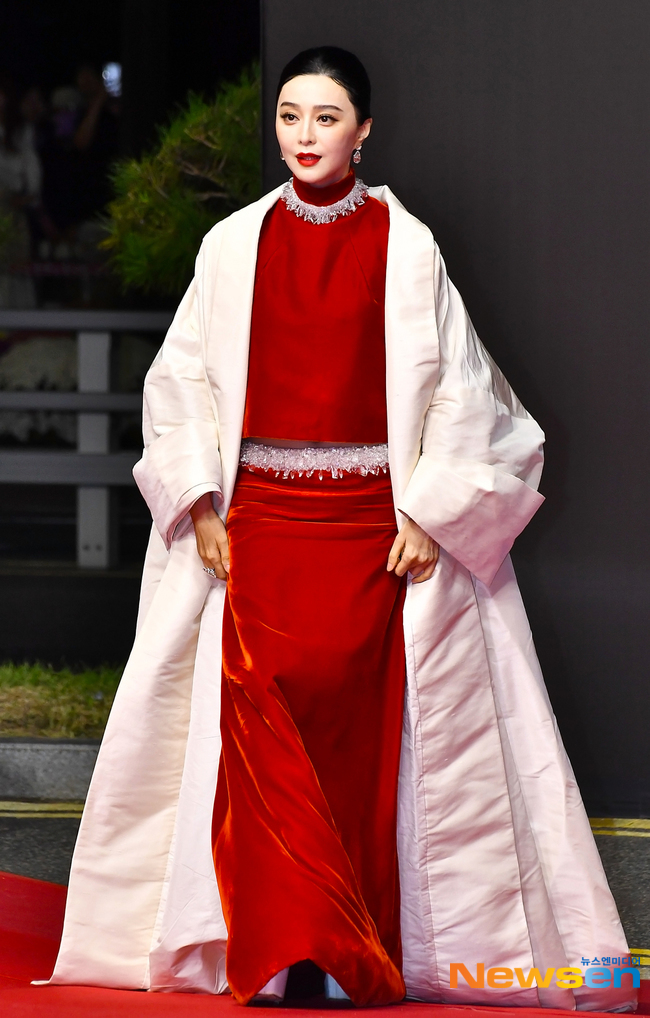 LHP Busan 2026: "Bà hoàng" Phạm Băng Băng chiếm trọn spotlight, Hyun Bin chưa bao giờ làm fan thất vọng- Ảnh 1.
