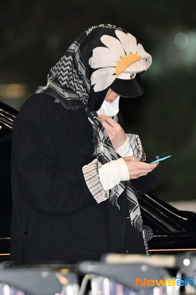 Ngay lúc này: G-Dragon thời trang phang thời tiết, trùm khăn hoa cúc kín mít khởi hành sang Việt Nam - Ảnh 6.