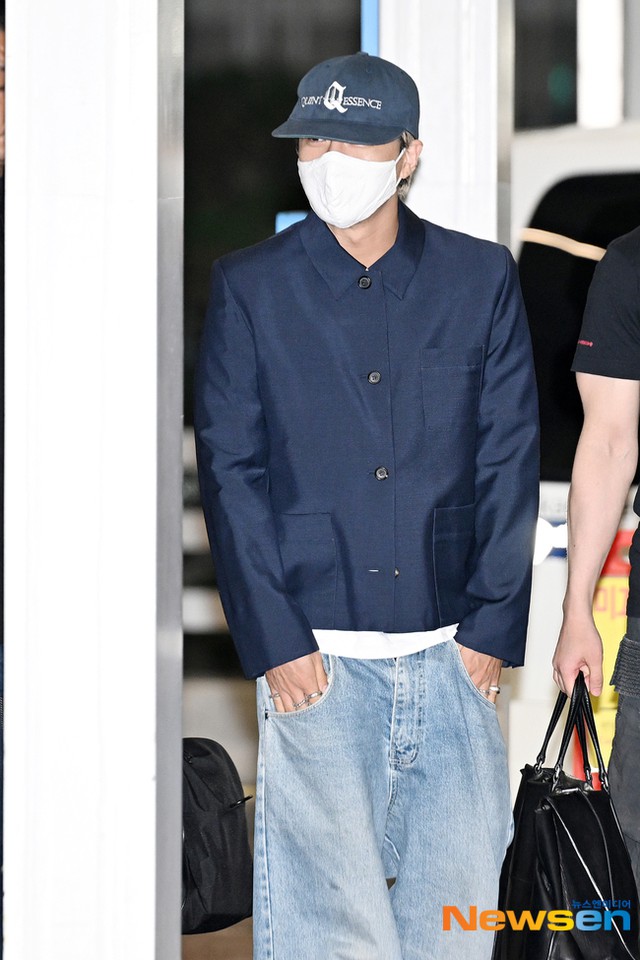 Ngay lúc này: G-Dragon thời trang phang thời tiết, trùm khăn hoa cúc kín mít khởi hành sang Việt Nam - Ảnh 8.
