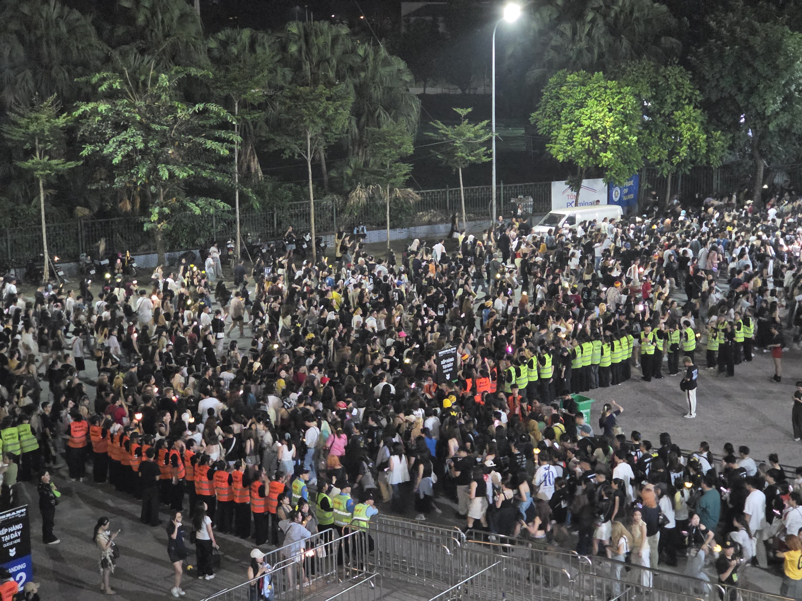 BIGBANG cúi lạy chào fan Việt, 2 đêm concert Hà Nội trở thành ký ức rực rỡ nhất! - Ảnh 3.