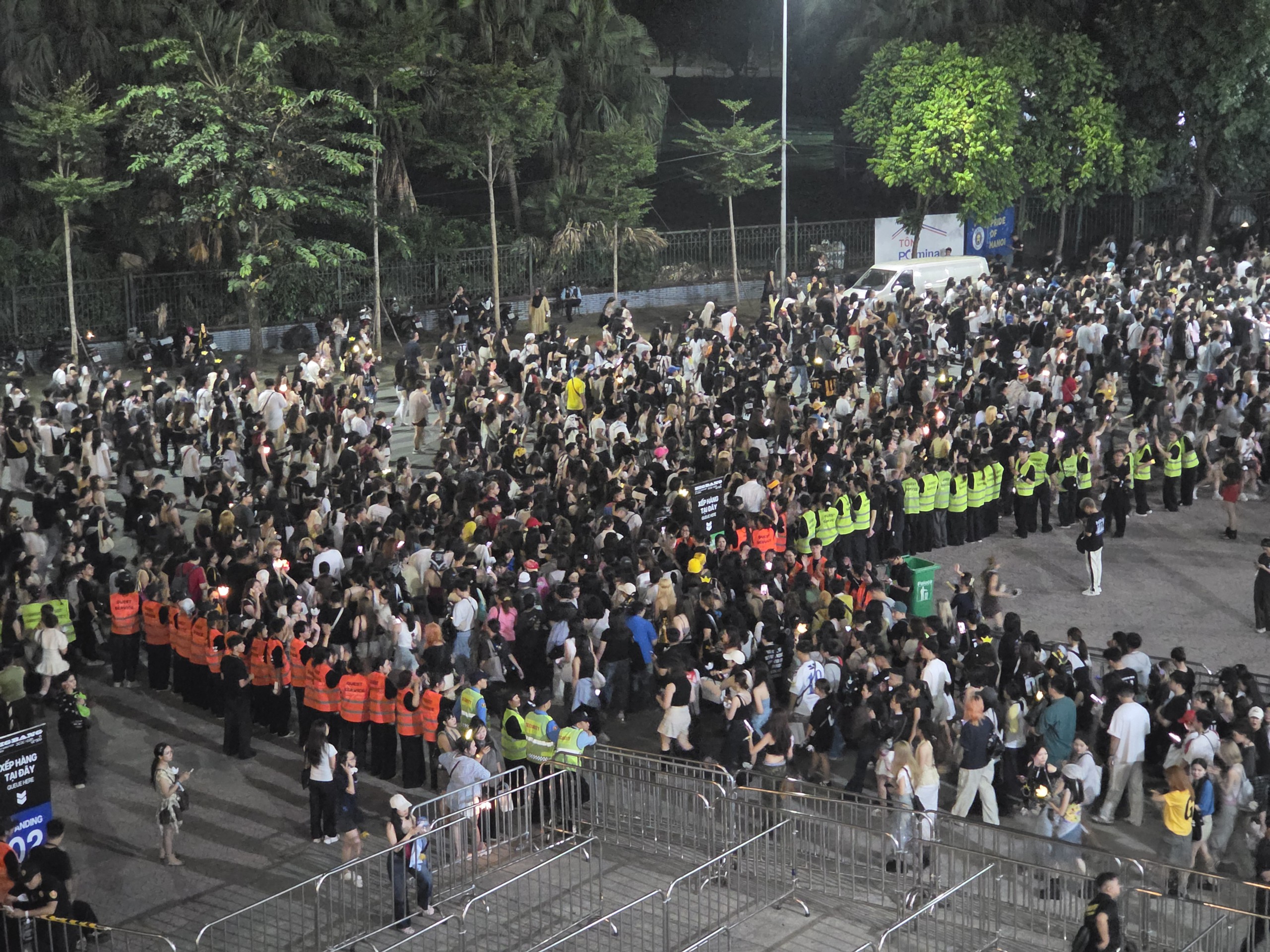 BIGBANG cúi lạy chào fan Việt, 2 đêm concert Hà Nội trở thành ký ức rực rỡ nhất! - Ảnh 4.