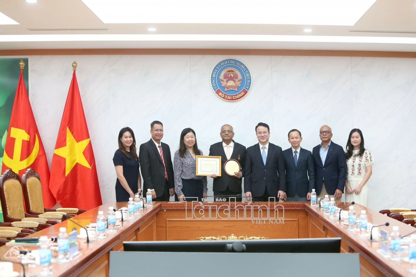 Bộ Tài chính trao Kỷ niệm chương cho Giám đốc Quốc gia ADB tại Việt Nam Shantanu Chakraborty