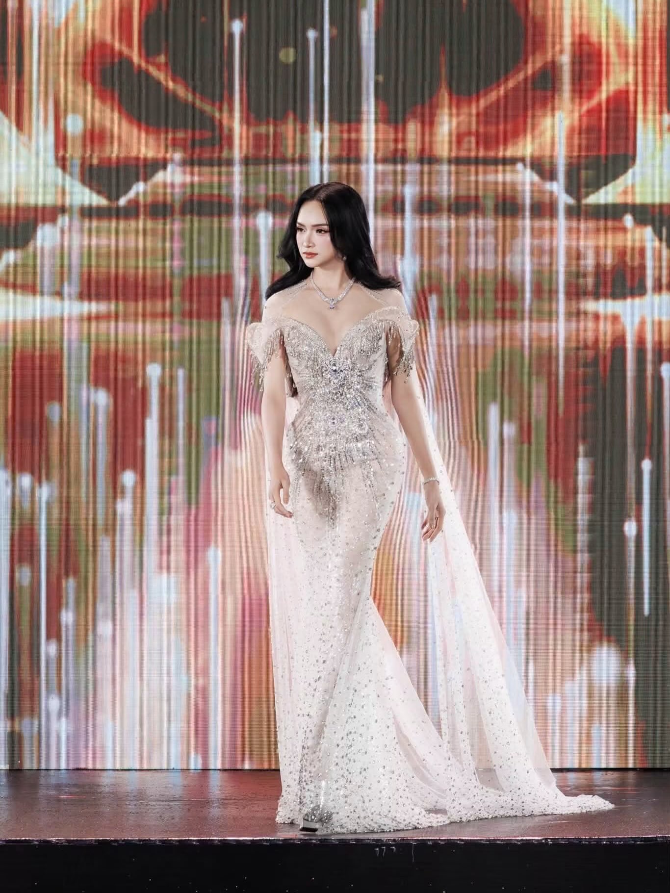 Sốc visual với MC Khánh Vy ở chung kết Miss Universe Vietnam: 
