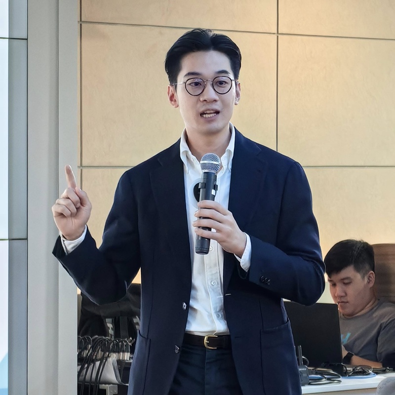 Ngọc nữ showbiz N. cưới thiếu gia nghìn tỷ ngành ngân hàng trong tháng 12, lộ hẳn clip cùng đàng trai đi phát thiệp mời- Ảnh 9.