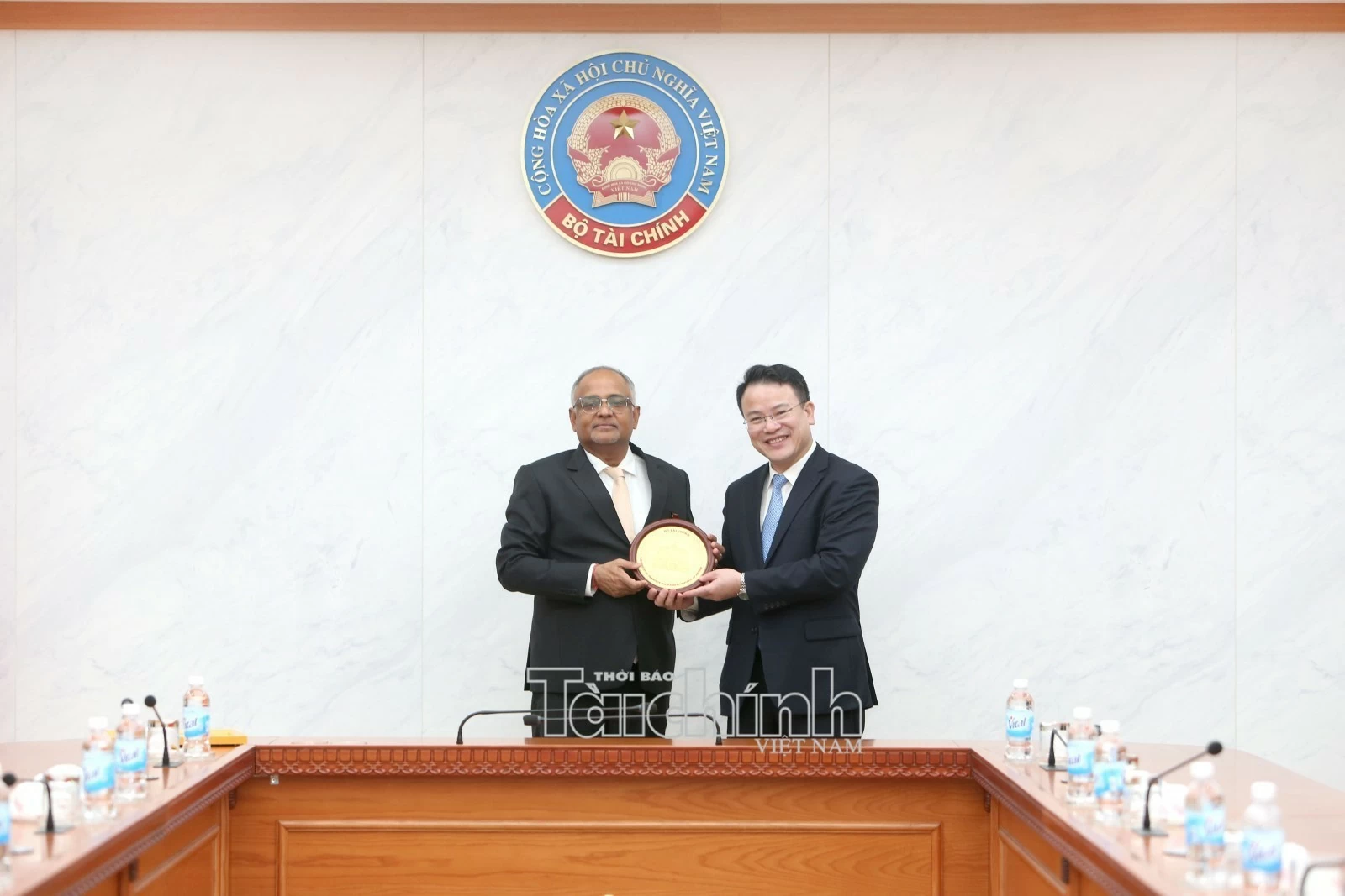 Bộ Tài chính trao Kỷ niệm chương cho Giám đốc Quốc gia ADB tại Việt Nam Shantanu Chakraborty