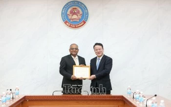 Bộ Tài chính trao Kỷ niệm chương cho Giám đốc Quốc gia ADB tại Việt Nam Shantanu Chakraborty