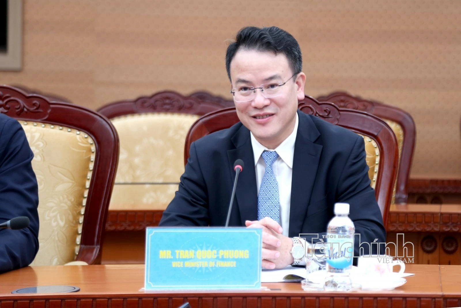 Bộ Tài chính trao Kỷ niệm chương cho Giám đốc Quốc gia ADB tại Việt Nam Shantanu Chakraborty
