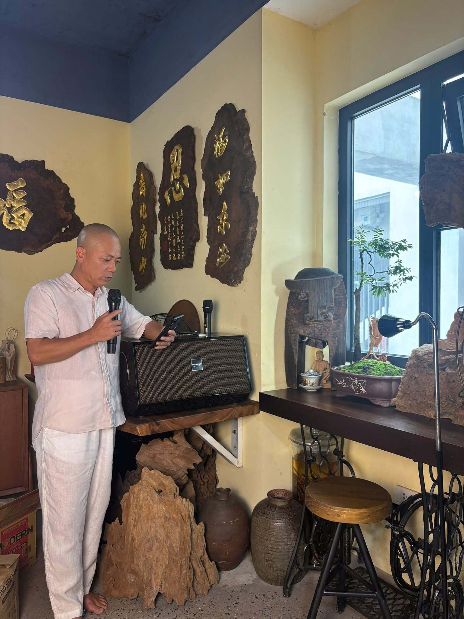 Nam nghệ sĩ đình đám bán loa đài ở đường Kim Giang, Hà Nội- Ảnh 6.