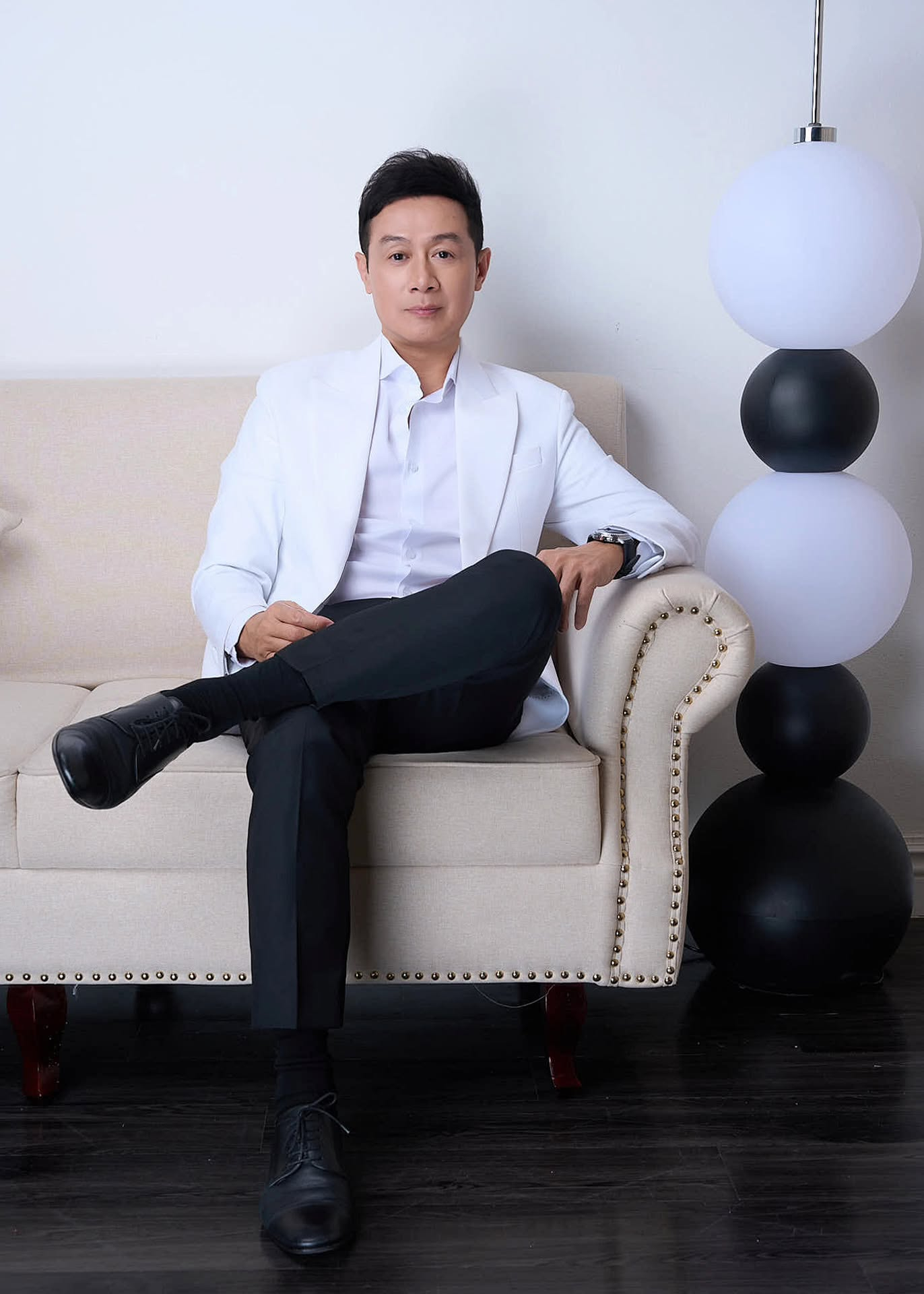 MC SN 1974 là con trai Giáo sư âm nhạc: Thủ khoa Nhạc viện Hà Nội, đi dẫn Hoa hậu Việt Nam được vợ như ý- Ảnh 1.