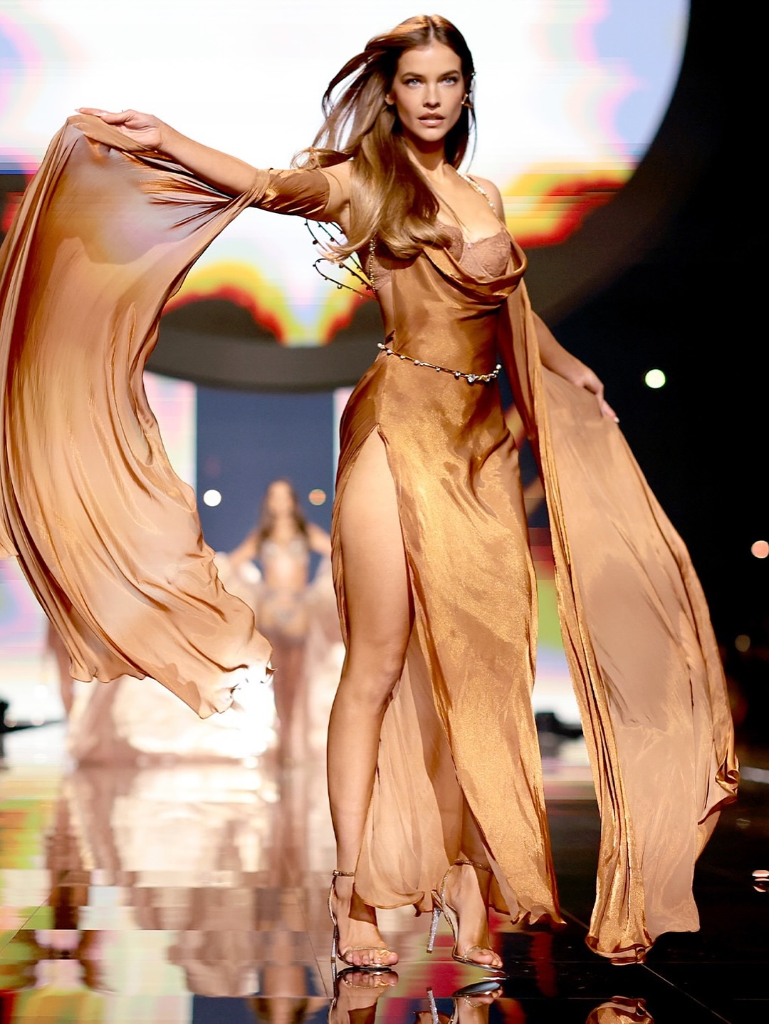Barbara Palvin trình diễn nội y sau 6 tuần sinh con bị tranh luận gay gắt: "Cơ thể phụ nữ sau sinh không phải 1 dự án cần chạy deadline"- Ảnh 5.