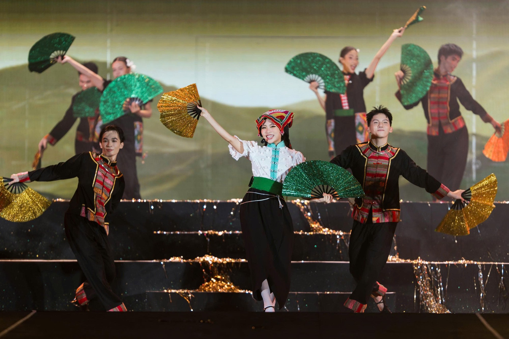 Phương Mỹ Chi đội chiếc khăn piêu, thẳng thắn nói về tranh cãi “làm buồn lòng khán giả”- Ảnh 6.
