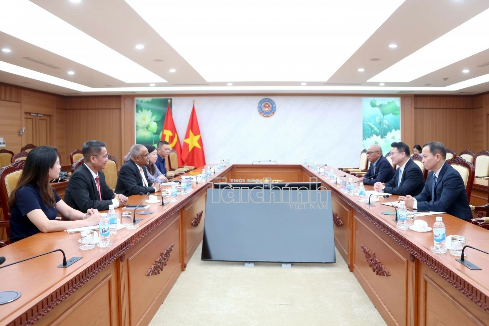 Bộ Tài chính trao Kỷ niệm chương cho Giám đốc Quốc gia ADB tại Việt Nam Shantanu Chakraborty