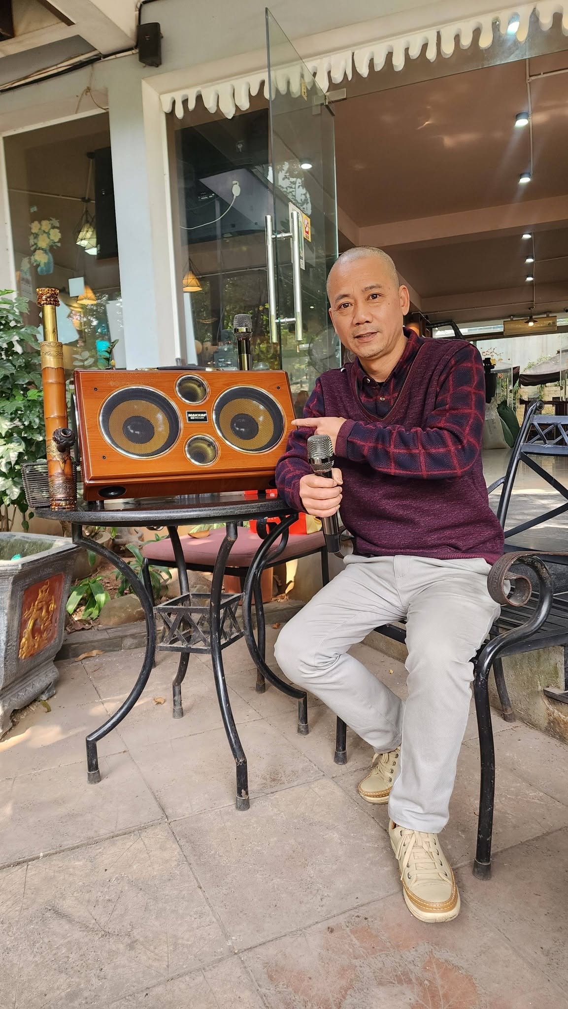 Nam nghệ sĩ đình đám bán loa đài ở đường Kim Giang, Hà Nội- Ảnh 4.