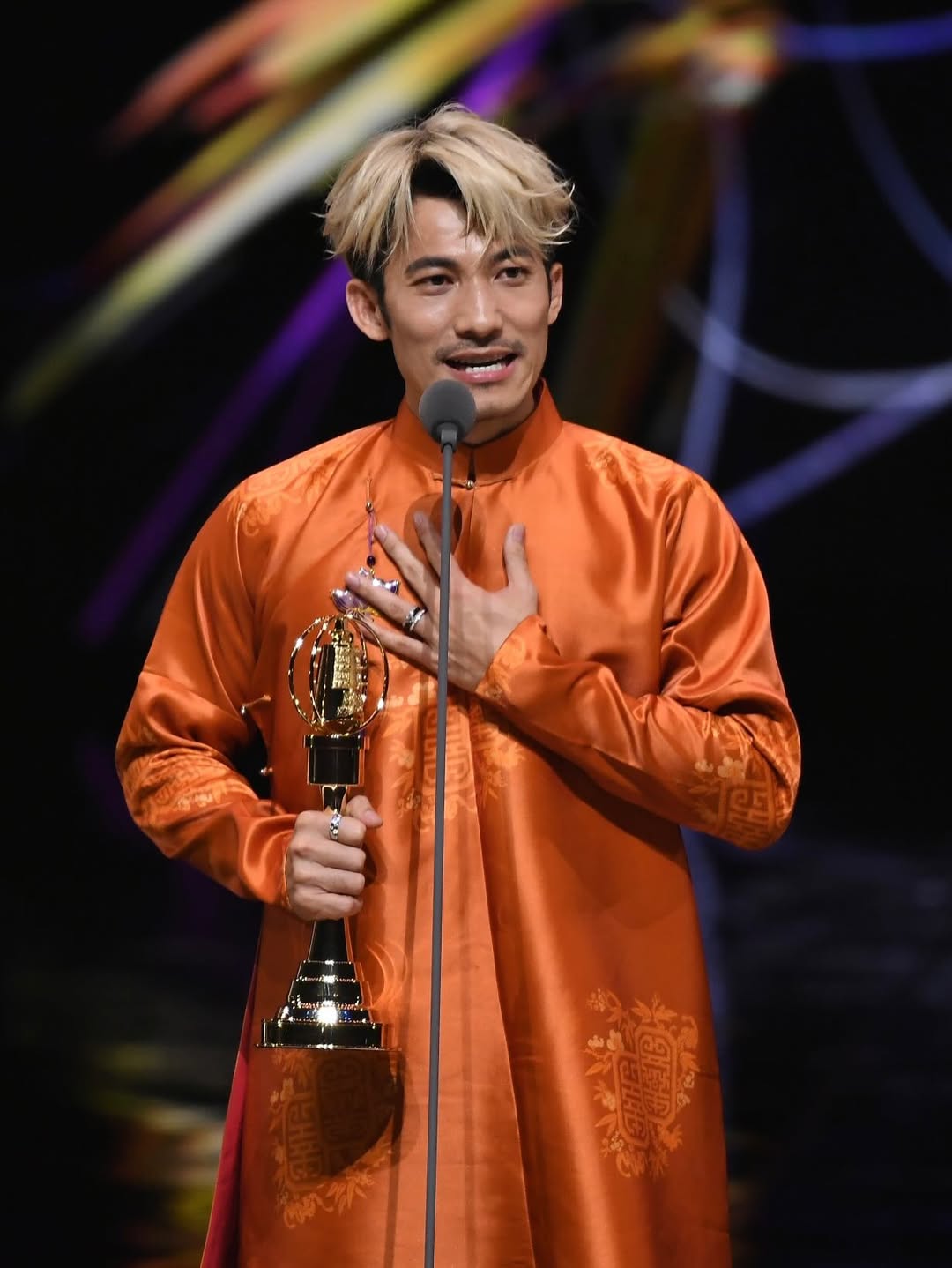 Chàng bồi bàn bị chê bai giọng nói giờ là Thị đế đầu tiên của Việt Nam, được khen không thua Lương Triều Vỹ- Ảnh 4.