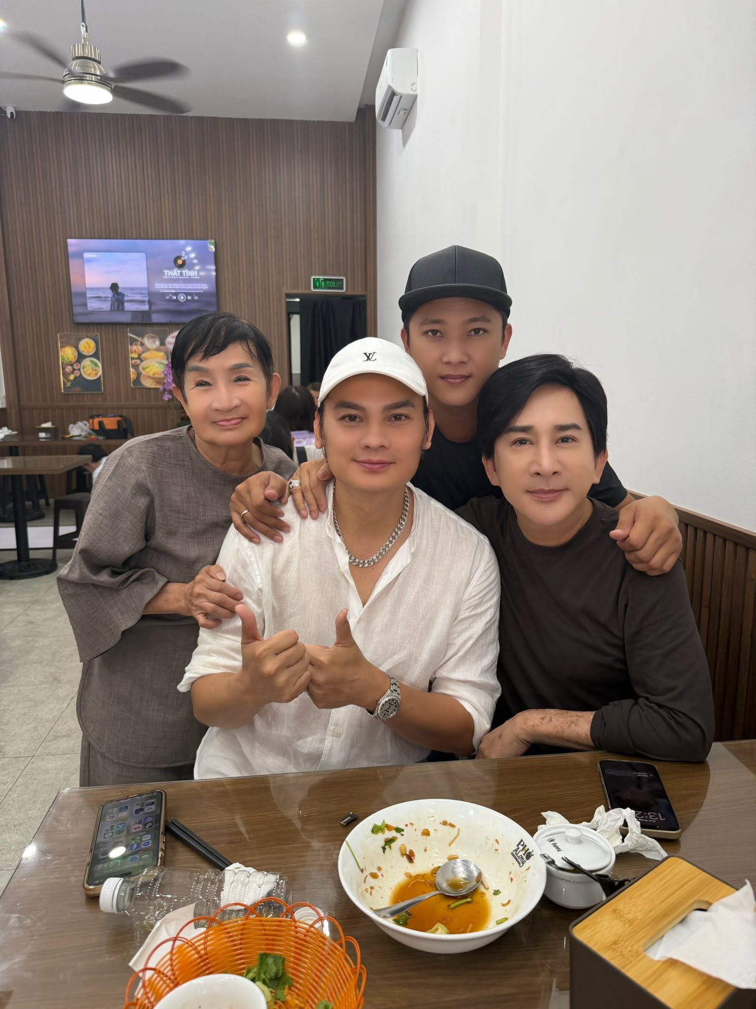 Nghệ sĩ 3 đời vợ từng sở hữu 1.000 cây vàng, nay đi bán phở bình dân ở Quận 10- Ảnh 3.