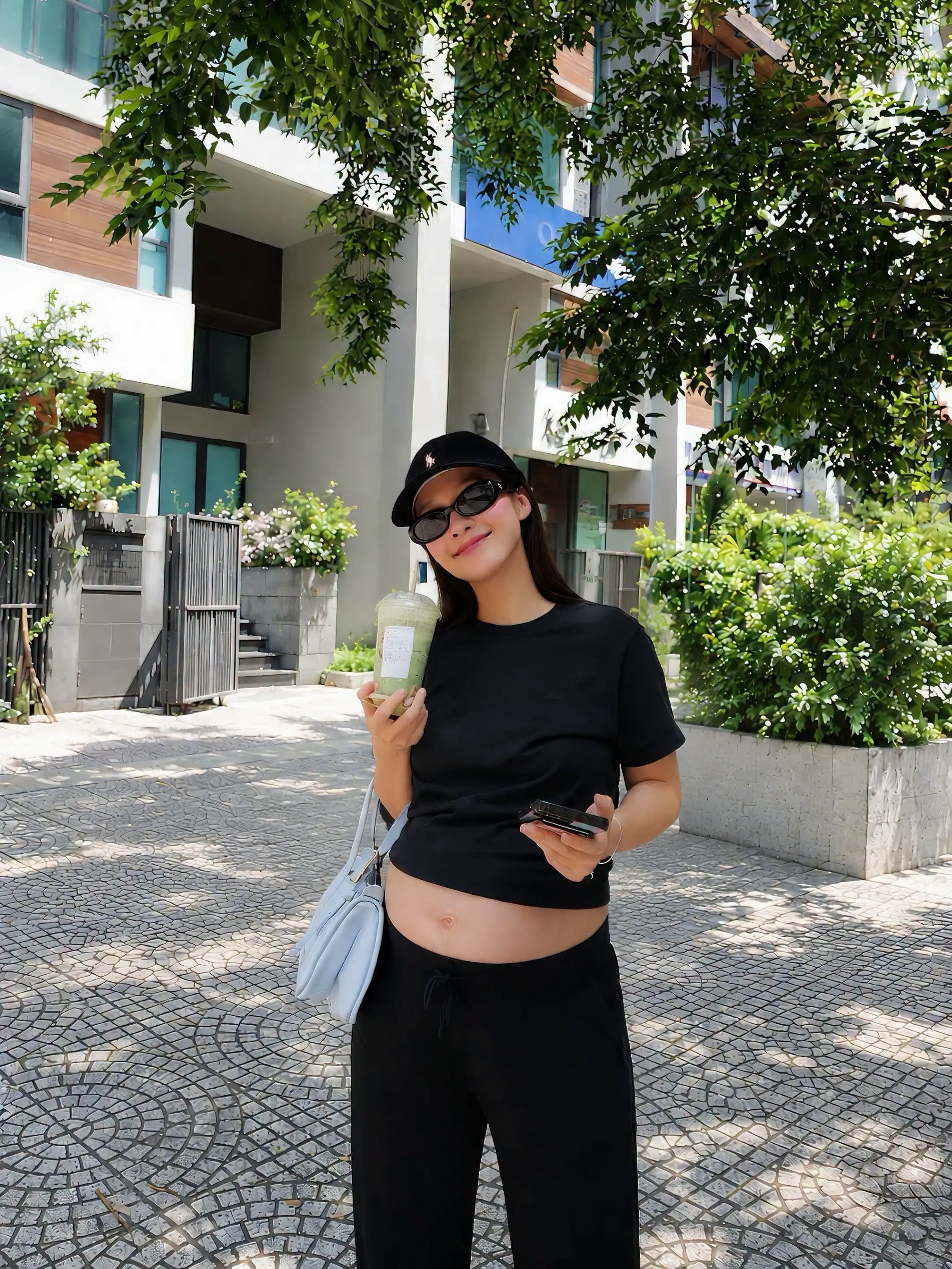 Mẹ bầu Khả Ngân lẻ bóng đi sự kiện, Nhan Phúc Vinh ra nước ngoài để làm một việc- Ảnh 5.
