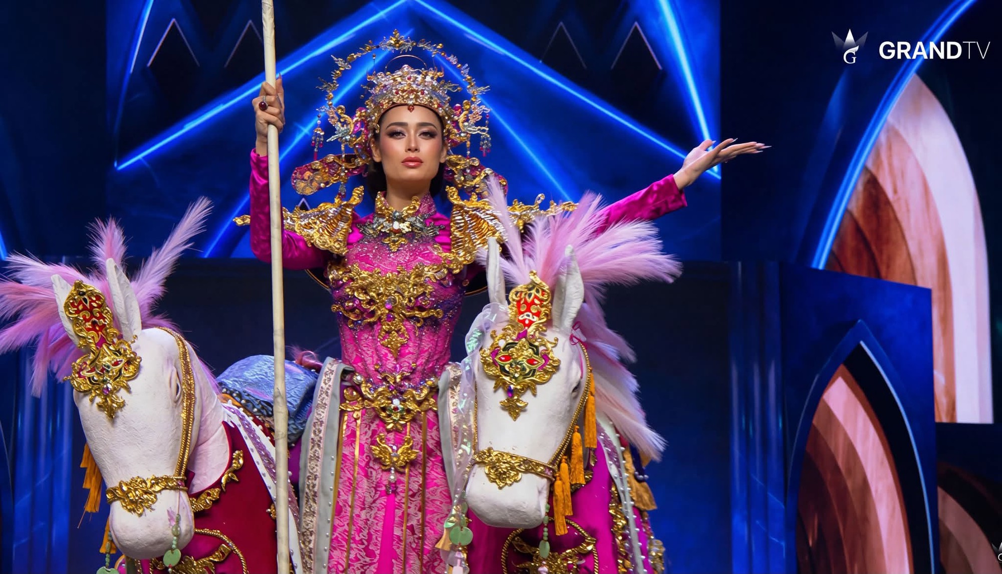 Bán kết Miss Grand International: Emoura Phạm diễn bikini cực cháy, vội thay đổi váy dạ hội sau tranh cãi- Ảnh 4.