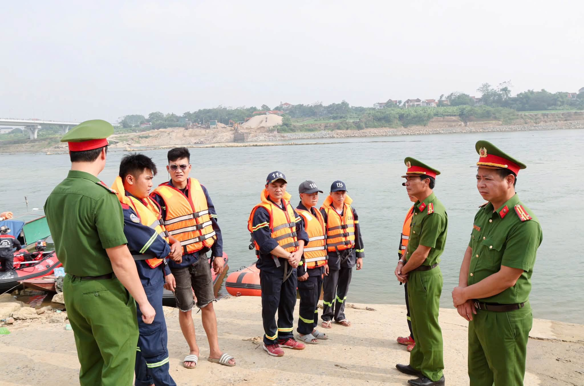 Không có phép màu: Tìm thấy thi thể bé trai 2 tuổi trong vụ hai mẹ con nghi nhảy cầu Vĩnh Phú- Ảnh 1.