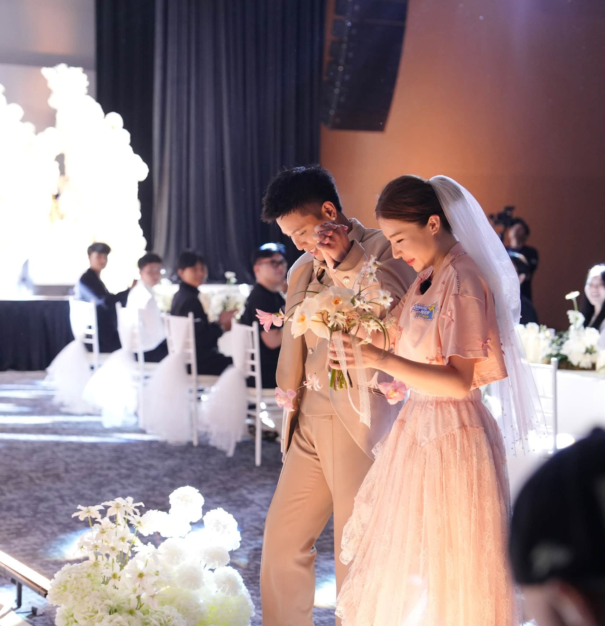 Toàn cảnh đám cưới Quân A.P: Cô dâu Lê Khanh khóc nức nở, Trấn Thành xúc động dặn dò 1 câu- Ảnh 8.