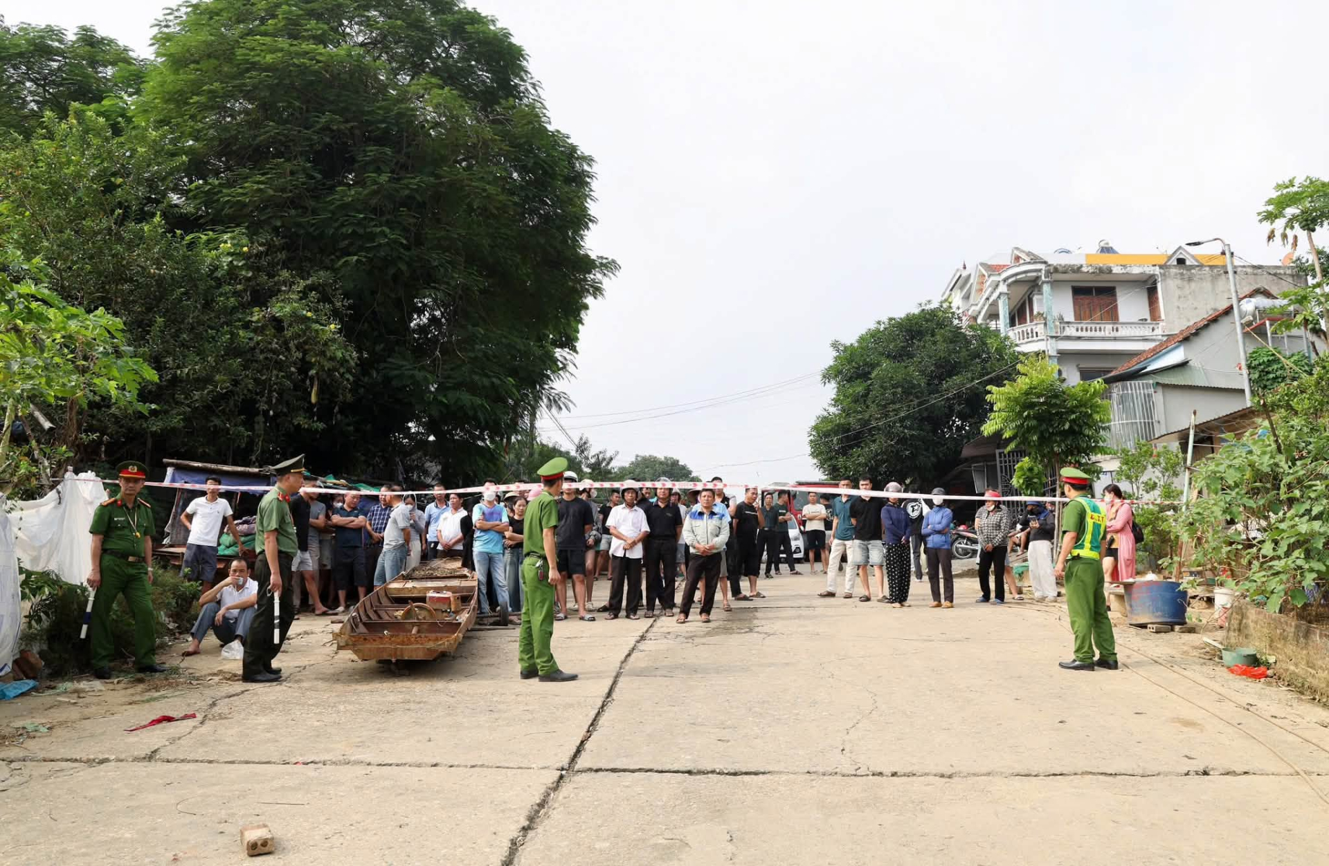 Không có phép màu: Tìm thấy thi thể bé trai 2 tuổi trong vụ hai mẹ con nghi nhảy cầu Vĩnh Phú- Ảnh 4.